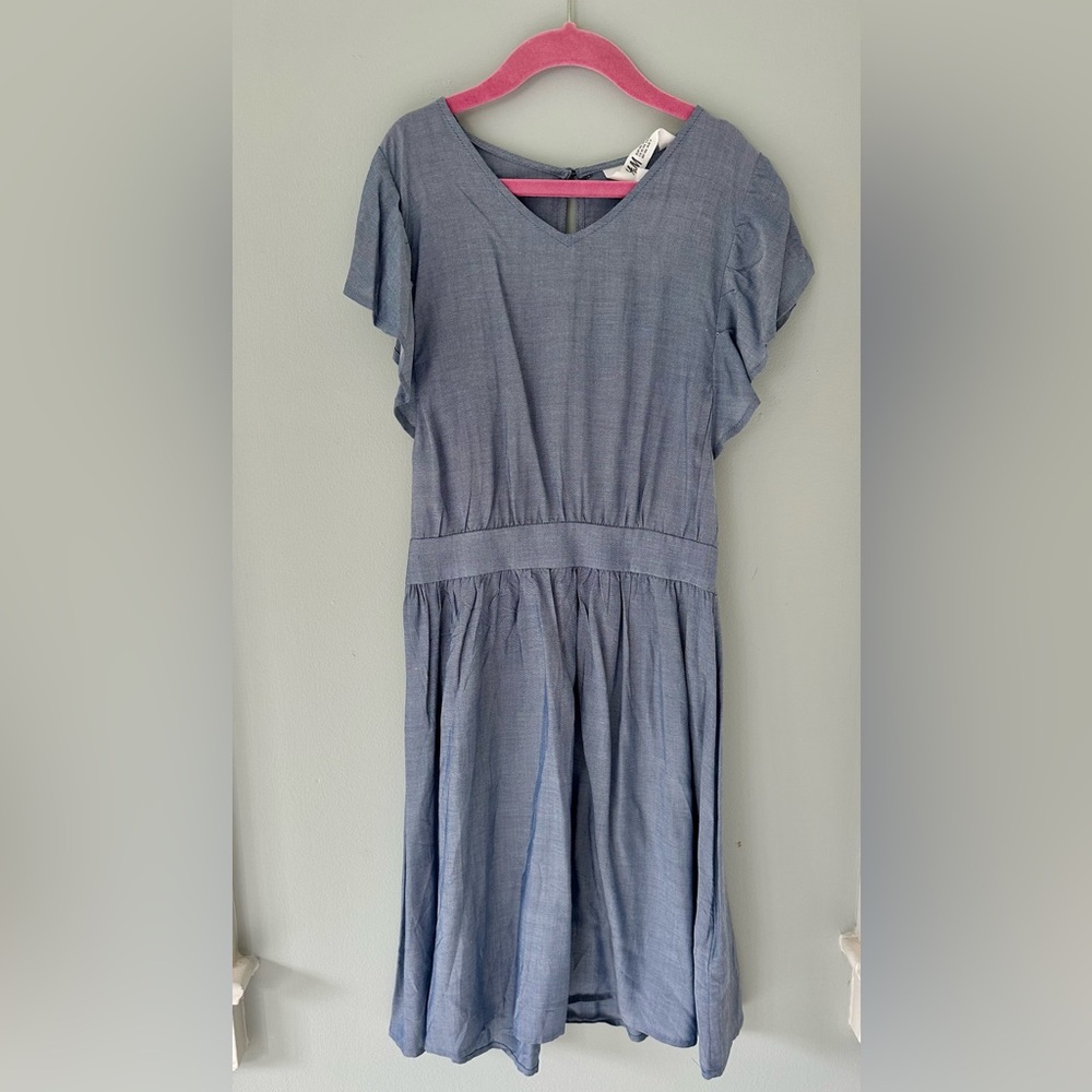 Girls soft blue chambray dress, flutter sleeves. Size 10-11Y. Never worn w/tags